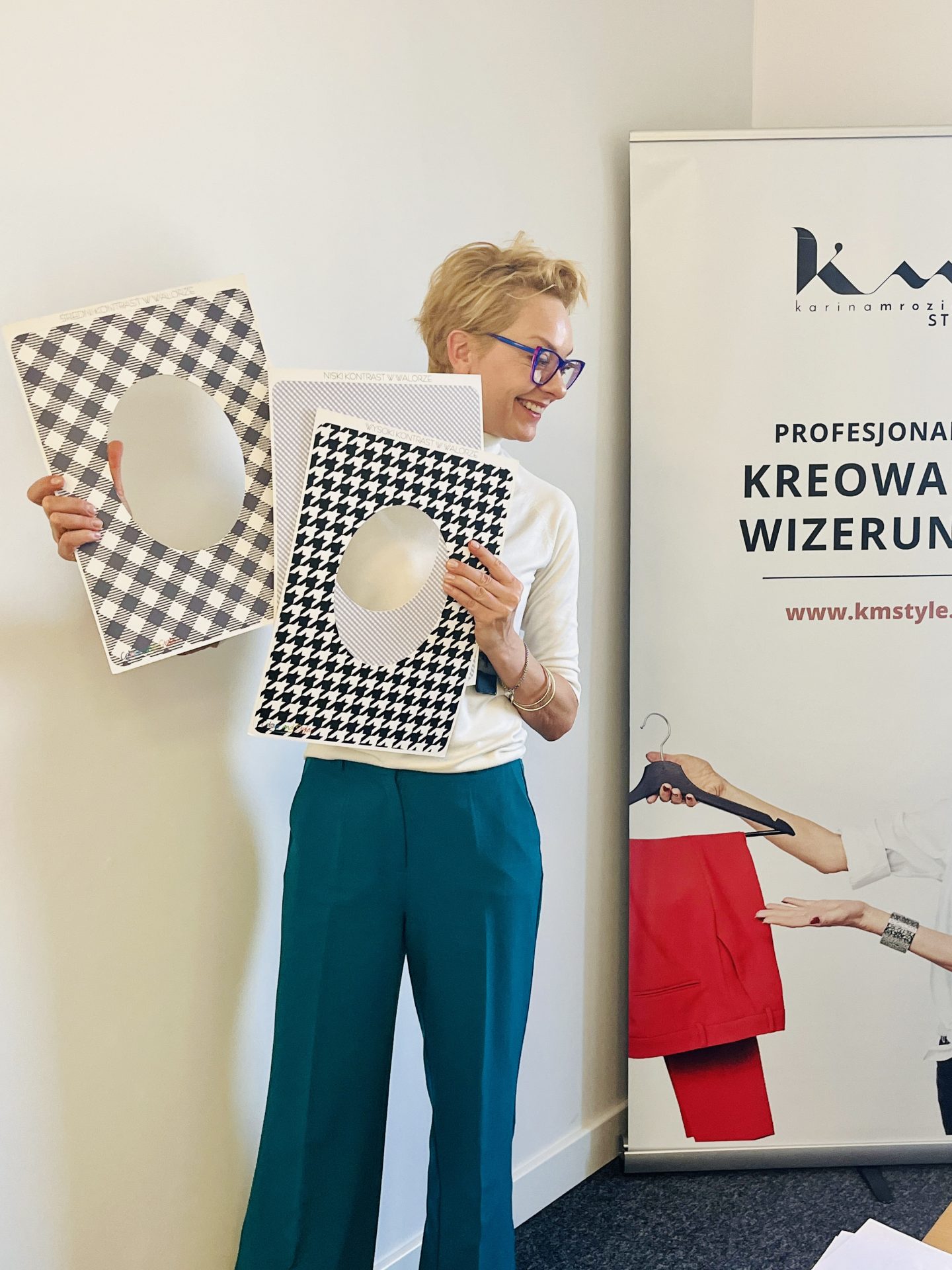 Kobieta z ramami kolorystycznymi w rękach